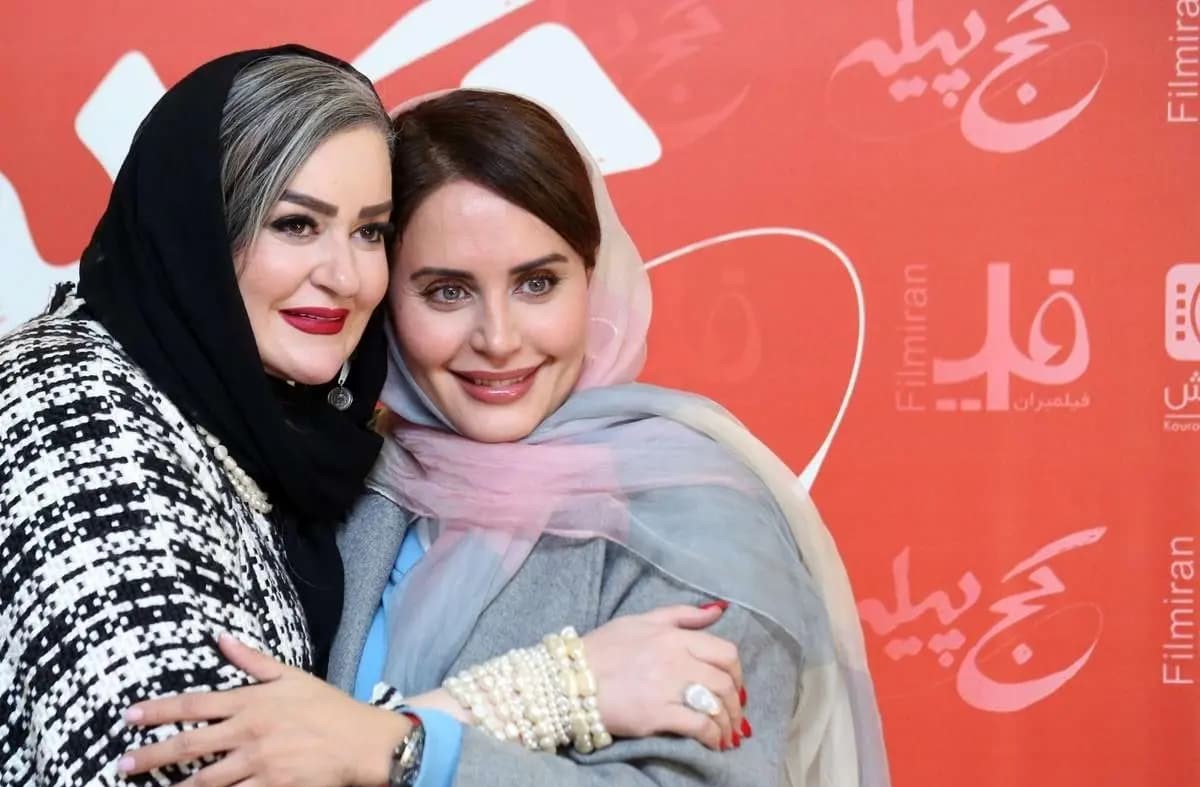 ماچ و بوسه الناز شاکردوست با نعیمه نظام دوست در اکران کج پیله