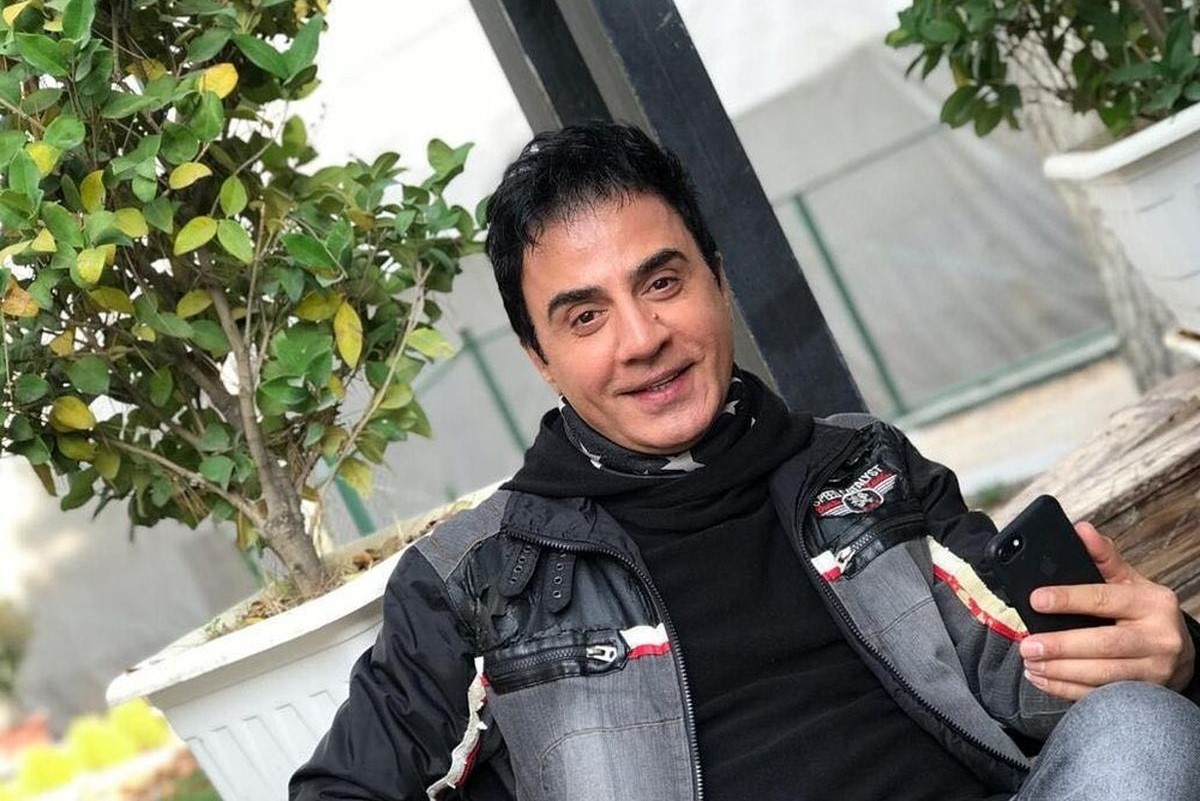 چهرهای غمگین از عموپورنگ در ایوان طلا حرم امام رضا
