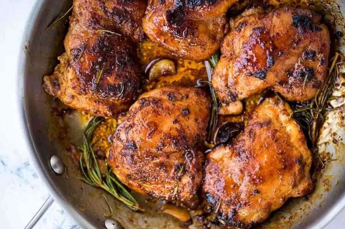 طرز تهیه مرغ تنوری با فر؛ روش مزه‌دار کردن مرغ با سیر و کره