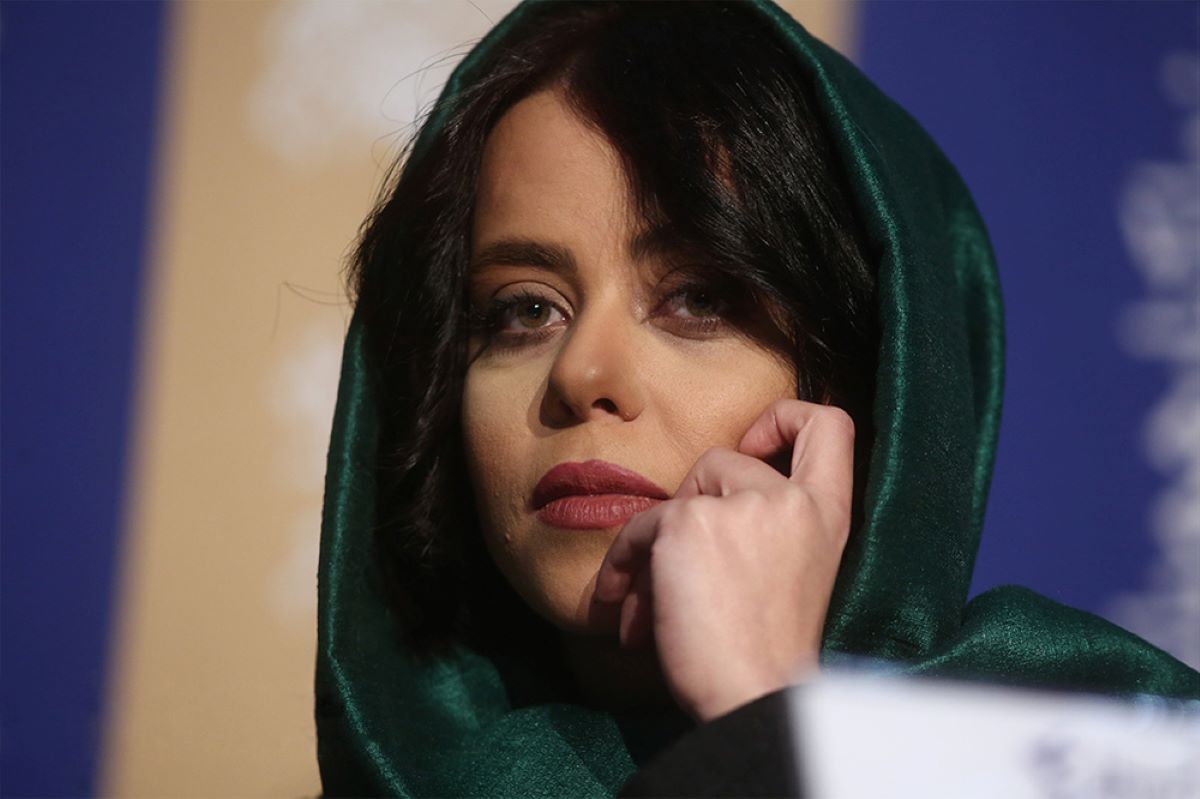 نگاهی به دکوراسیون زیبای خانه الهام اخوان؛ یک گوشه دنج برای مطالعه با تابلوهای هنری کلاسیک