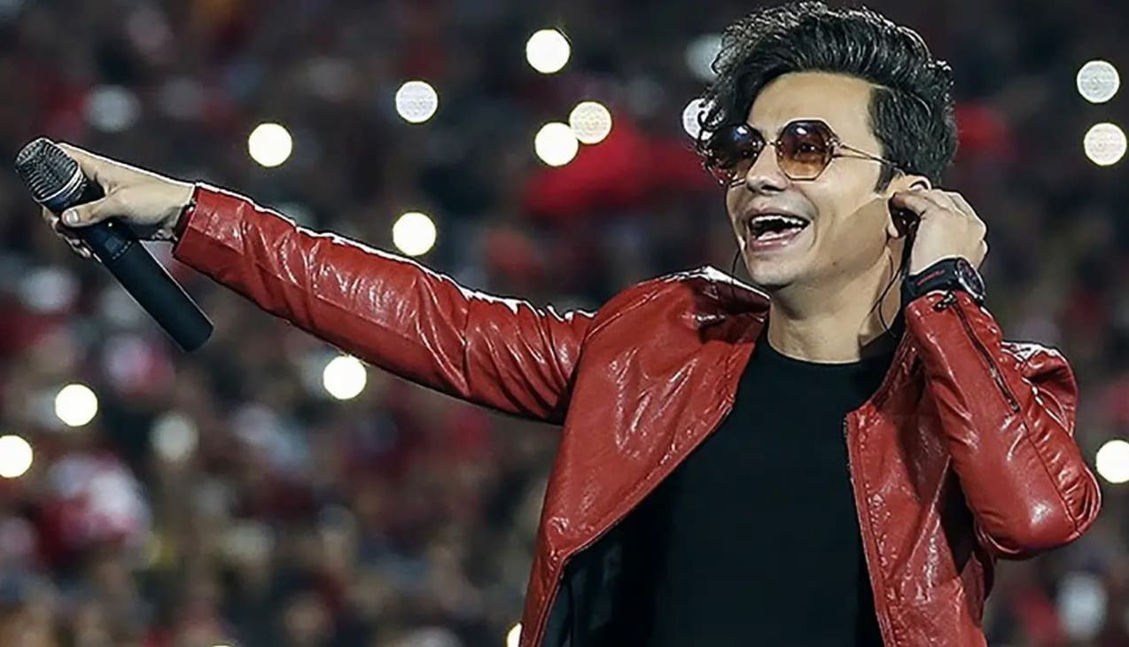 همخوانی خواهر محسن ابراهیم‌ زاده با برادرش روی استیج برای اولین بار